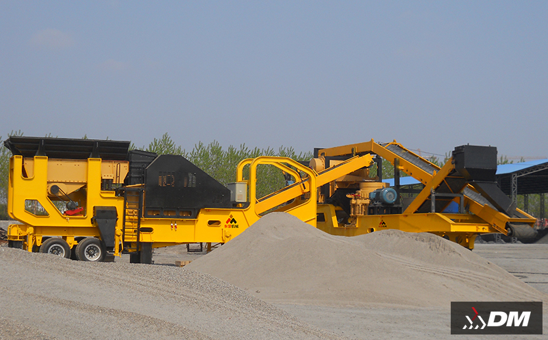 Mobile crushing station for crushing pebbles
