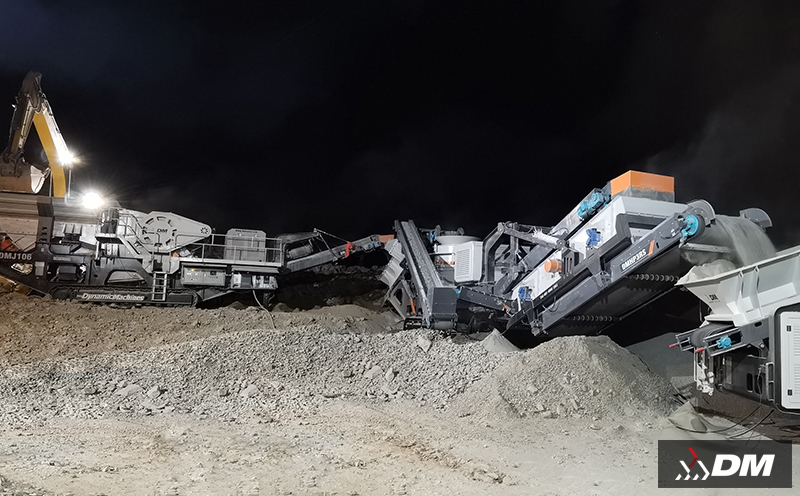 Mobile crushing station for crushing pebbles