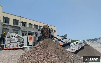 Concasseur mobile pour usines de recyclage des déchets de construction